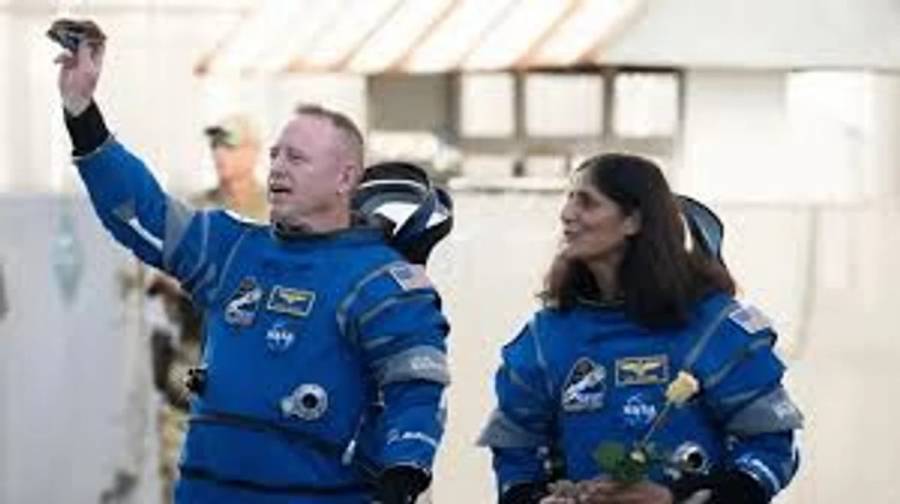 Astronautas varados regresaron a la Tierra desde la Estación Internacional