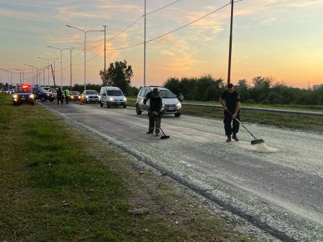 Un camión que transportaba vidrio molido perdió su carga en la Av. Circunvalación Oeste