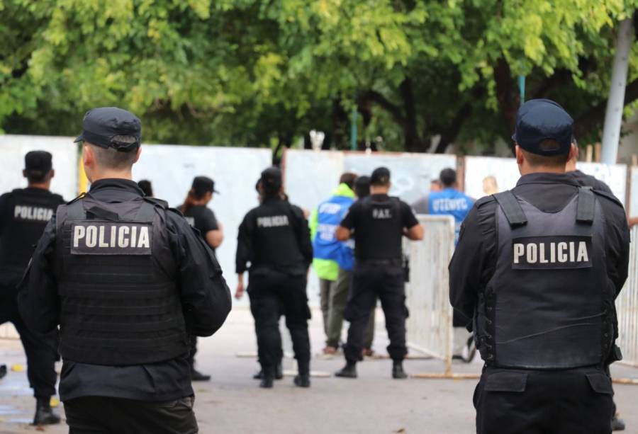 El Gobierno equipa a la Policía de Santa Fe con pistolas de electroshock