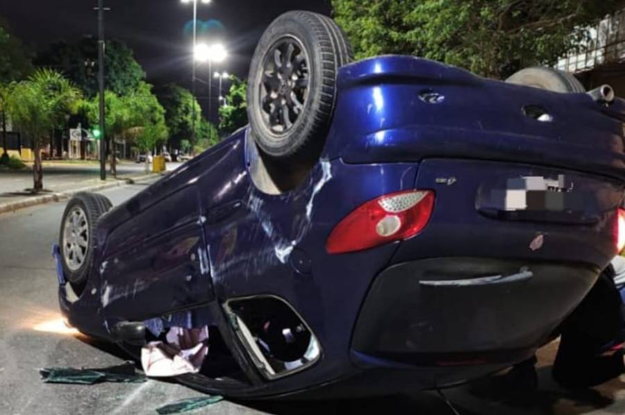 Volcó con el auto y debió ser rescatado