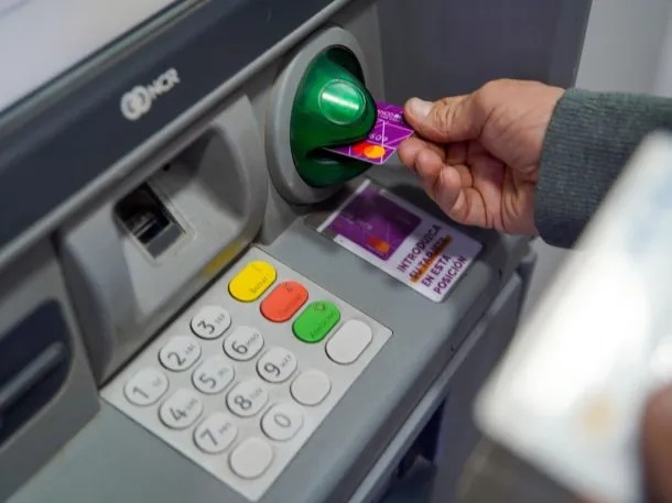 Bancos aumentan comisiones y cobran hasta $5.000 por retirar efectivo de cajeros automáticos