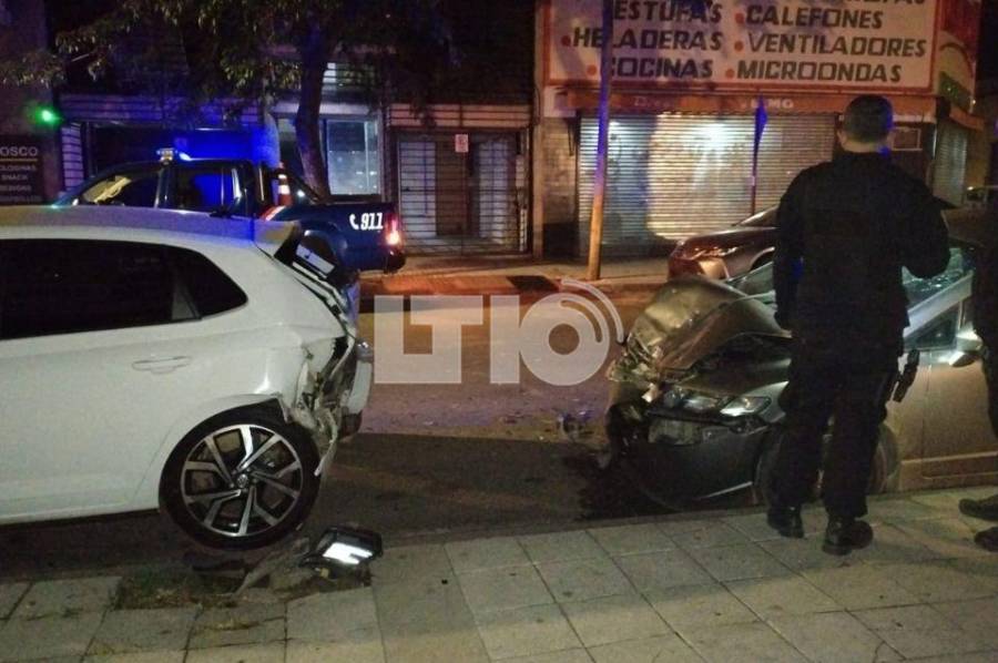 Se metió en una calle cortada y chocó dos autos estacionados