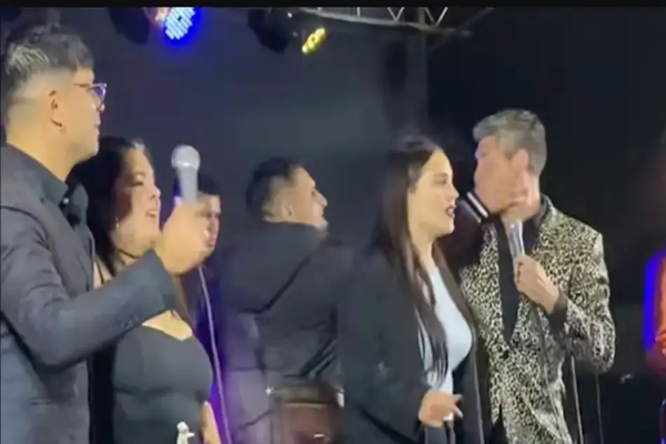 La agresión al cantante de Los Charros en el escenario