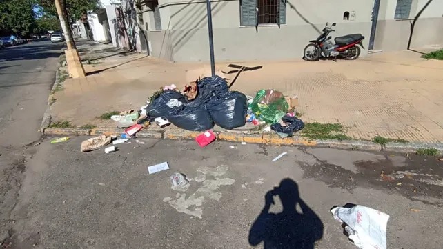 Vecinos de B° Candioti mostraron la acumulación de basura 