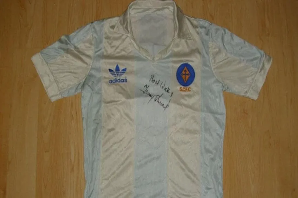 Malvinas: la camiseta de la Selección Argentina que un club inglés dejó de usar