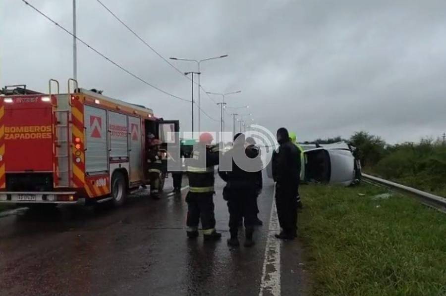 Un auto volcó en la Circunvalación Oeste y debieron rescatar a una mujer