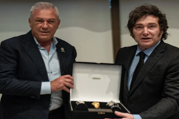 Milei visitó la CONMEBOL y lo recibió Nery Pumpido