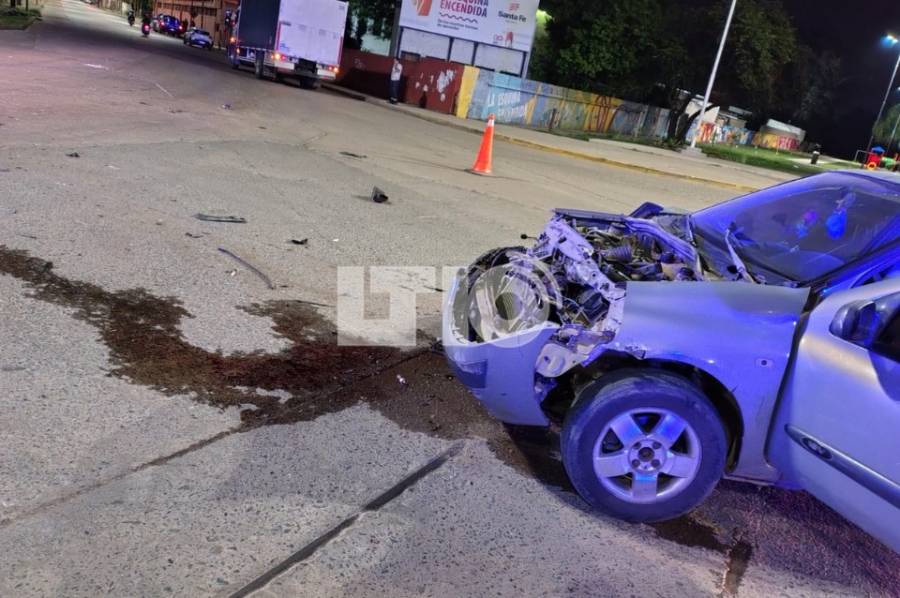 Una mujer fue trasladada tras un choque entre un auto y un camión