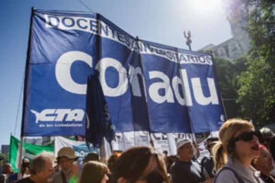 Paro de 24 horas de docentes universitarios por mejoras salariales