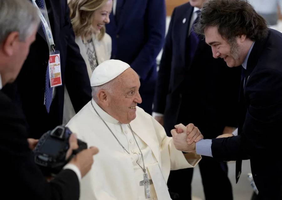 Milei viaja a Roma para asistir al funeral del papa Francisco en compañía de medio Gabinete