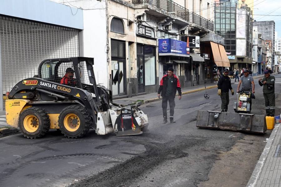 La Municipalidad inició los trabajos de bacheo en Irigoyen Freyre al 2500