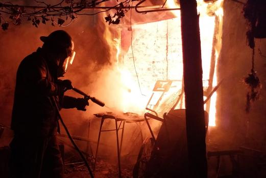Voraz incendio en una vivienda de barrio Coronel Dorrego