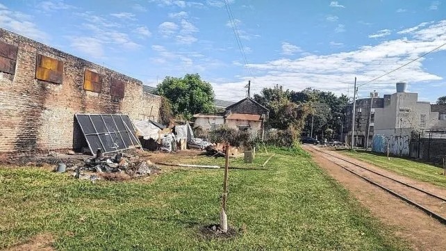Tras varias denuncias de vecinos se levantó el asentamiento en terrenos ferroviarios