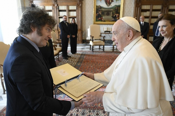 Funeral del papa Francisco: argentinos en Italia rechazan la llegada de Milei