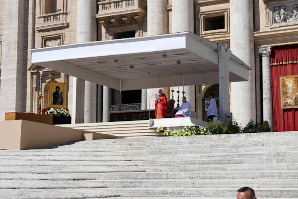 El cardenal Re despidió al papa Francisco con una emotiva homilía: “Nadie se salva solo”