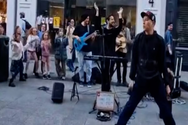 El sorpresivo show callejero de Leo García en Dublin
