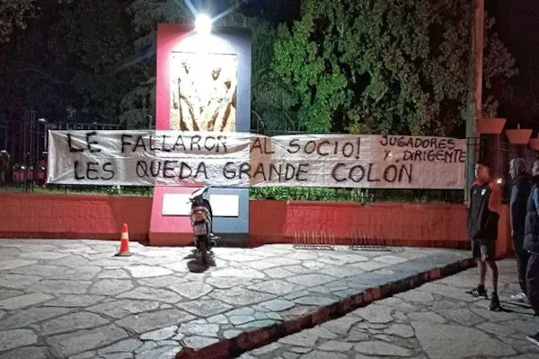 Colón: los hinchas estallaron contra la dirigencia y los jugadores