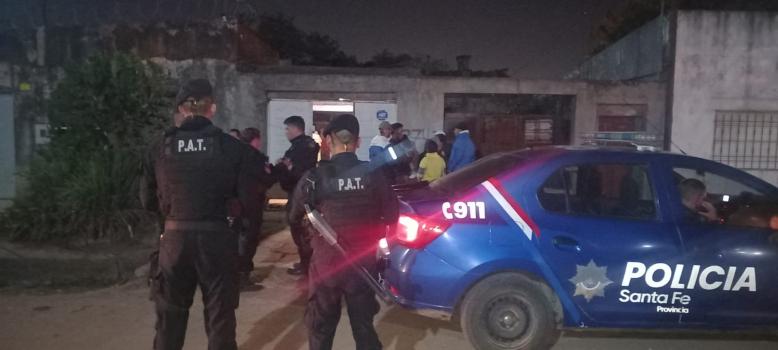 Dos amigos fueron baleados por delincuentes en el interior de un garage