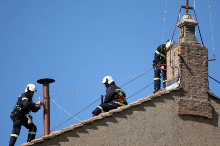 El Vaticano ya instaló la chimenea en la Capilla Sixtina para el cónclave