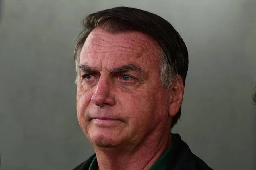Mejoró la salud de Bolsonaro pero continuará internado
