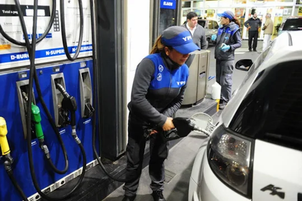 Dos petroleras más bajaron los precios de los combustibles