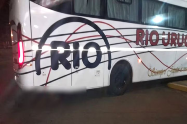 Terminal de Corrientes: un micro llegó arrastrando un cadáver