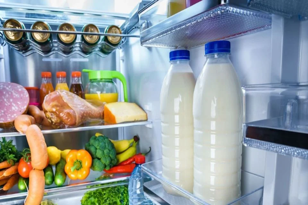 Por qué no guardar la leche en la puerta de la heladera