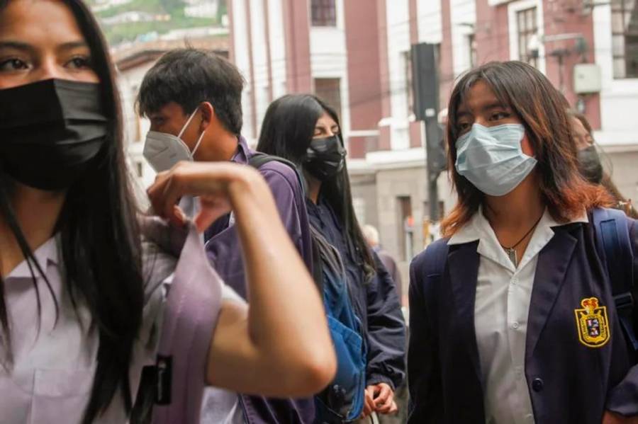 Ecuador: a la escuela con mascarillas por la tos ferina