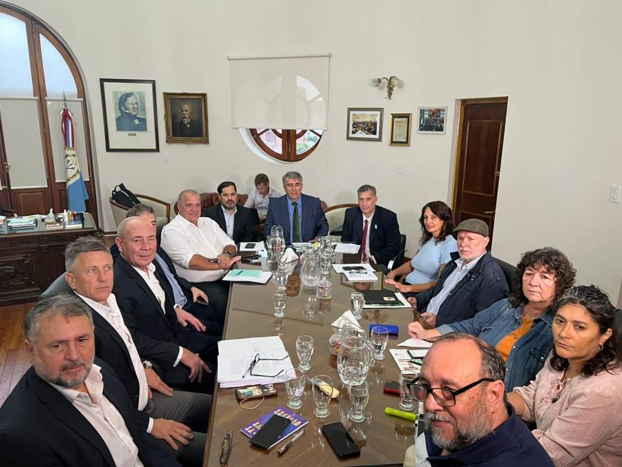 Provincia ofreció a los estatales una compensación por meses anteriores y un aumento trimestral del 8 %