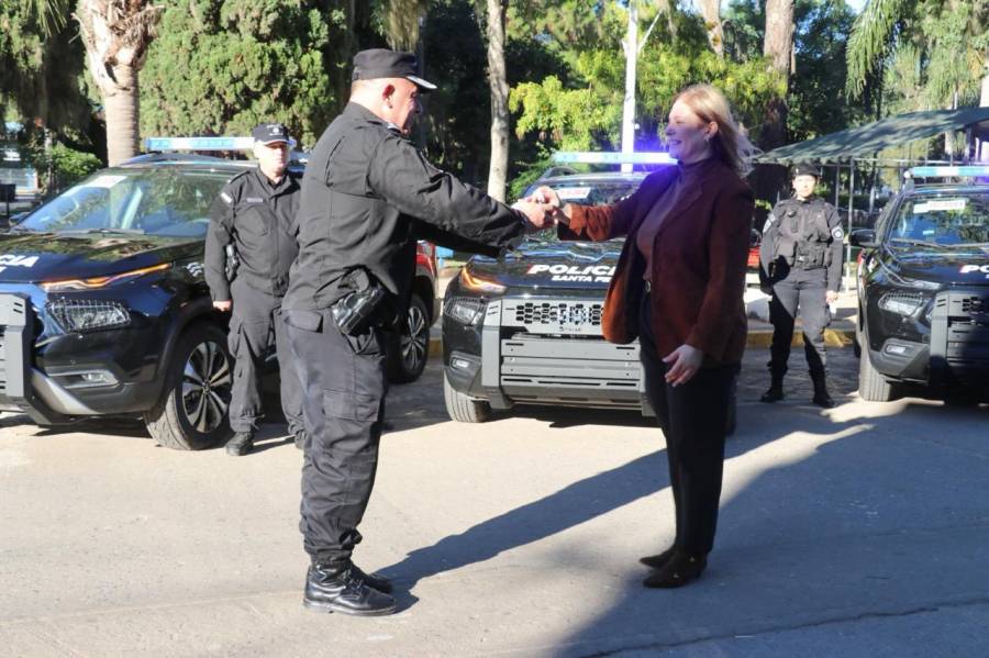 Provincia entregó cuatro camionetas 0Km a la Policía del departamento San Jerónimo