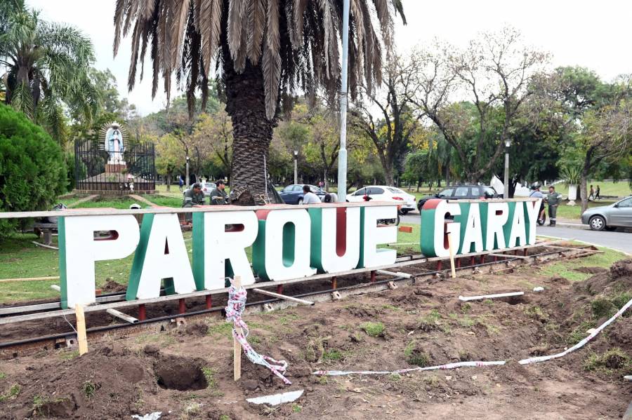 El parque Juan de Garay luce sus nuevas letras corpóreas