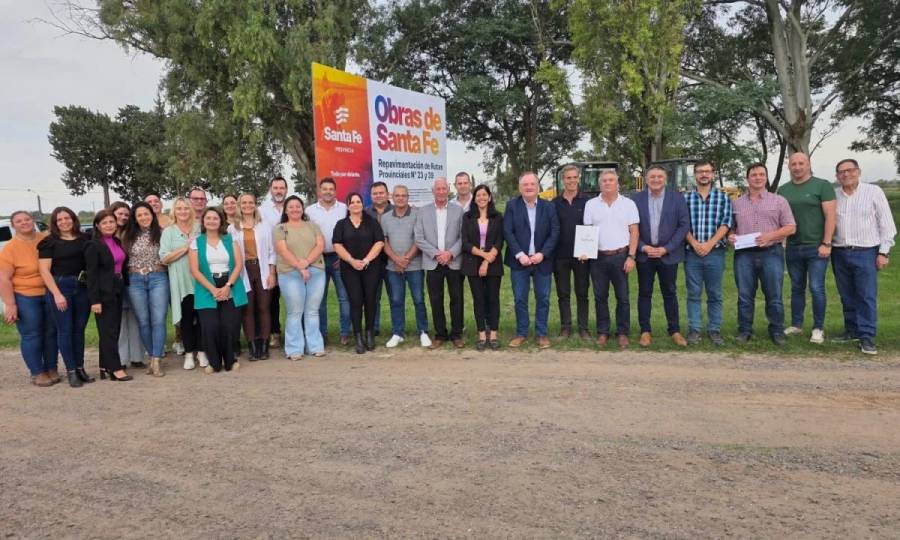 Firma del inicio de obra de repavimentación  rutas provinciales 23 y 39