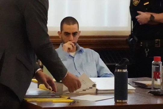Condenaron a 25 años de prisión a Hadi Matar, el hombre que intentó asesinar a Salman Rushdie