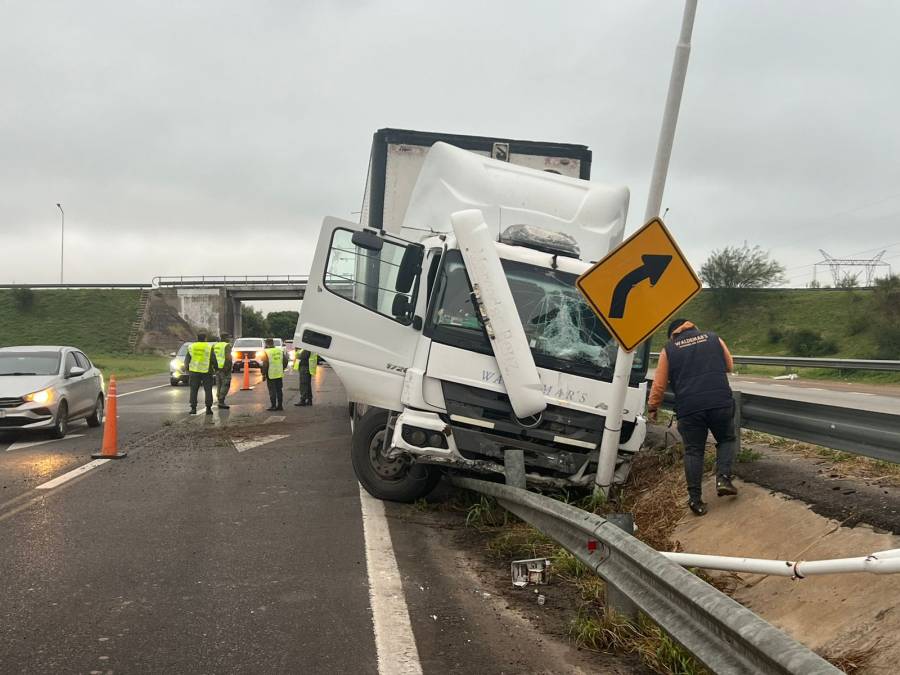 Un camionero se durmió y se subió al guardarrail en la RN168