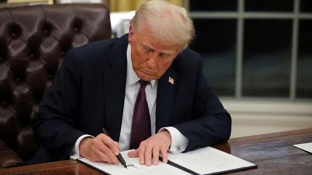 Donald Trump promulgó una ley que prohíbe la difusión sin consentimiento de pornografía generada con Inteligencia Artificial