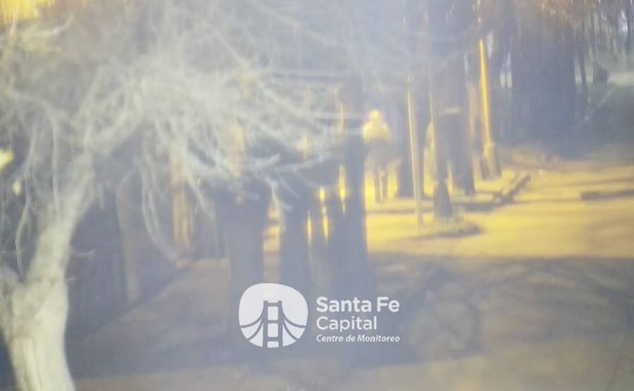 El Centro de Monitoreo municipal y el 911 detuvieron a un hombre que vandalizó luminarias