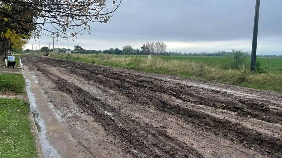 Vecinos tienen problemas para entrar y salir del barrio cada vez que llueve