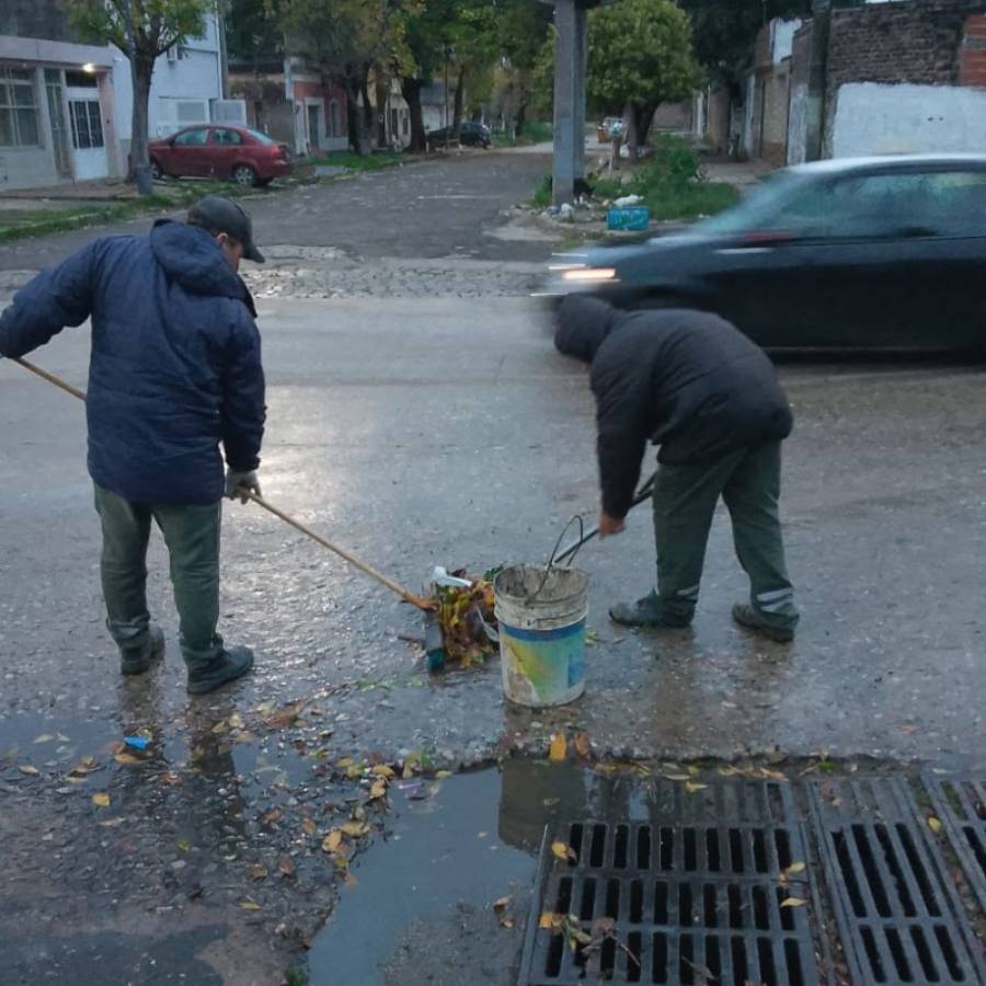 Cuadrillas municipales continúan trabajando en la limpieza de canales