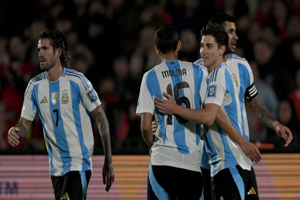 Eliminatorias: la Selección argentina derrotó a Chile y se aseguró la primera posición