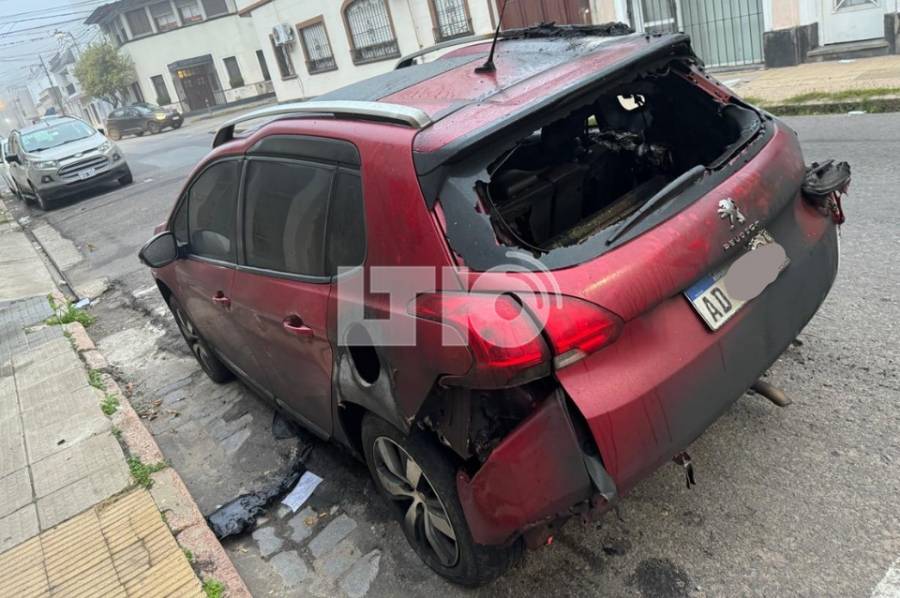 Dos autos se incendiaron en distintos puntos de la ciudad