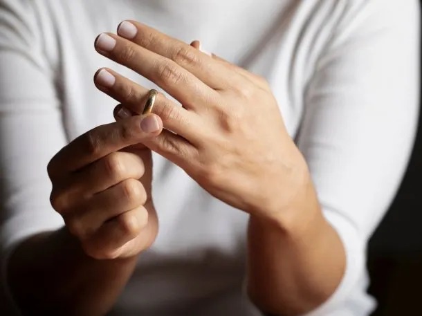 Famoso cantante está en crisis con su pareja: 