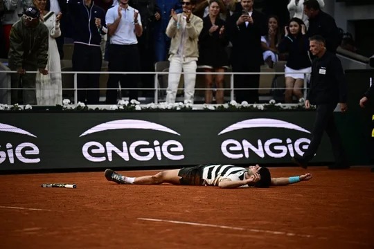 En una final inolvidable, Carlos Alcaraz le ganó a Jannik Sinner y es el campeón de Roland Garros 2025