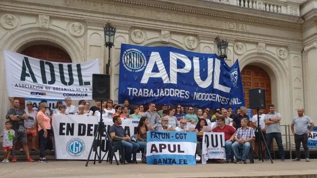 Docentes se movilizan y realizan un paro de 48 horas contra el ajuste educativo