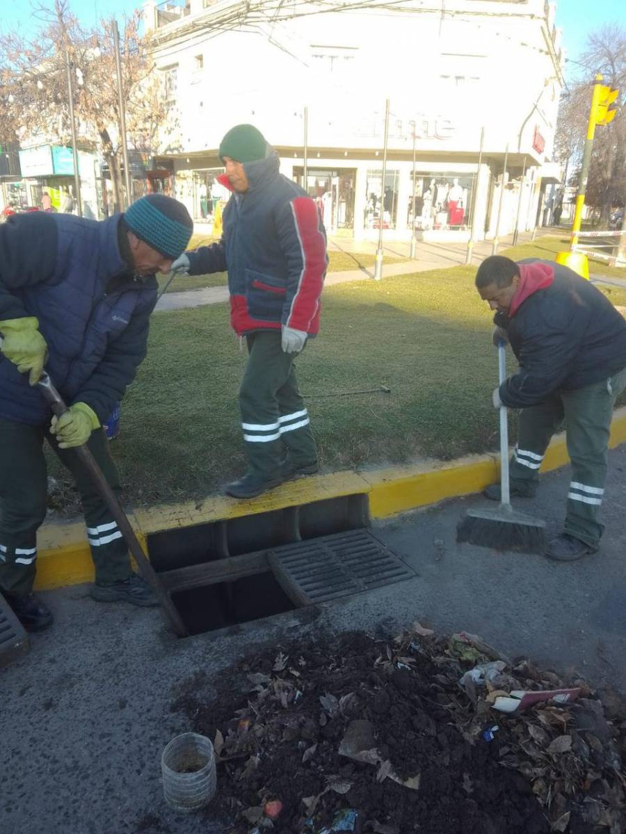 Ante el anuncio de lluvias, el Municipio intensifica limpieza de canales y desagües