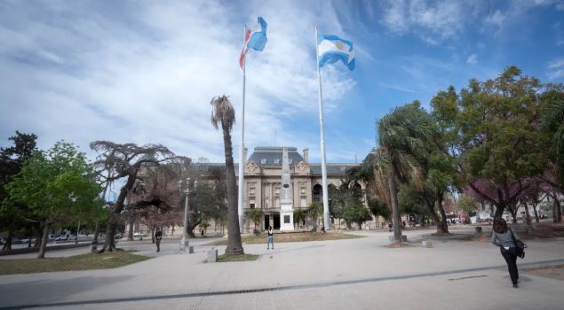 Cuándo podrían cobrar los empleados públicos, según Olivares