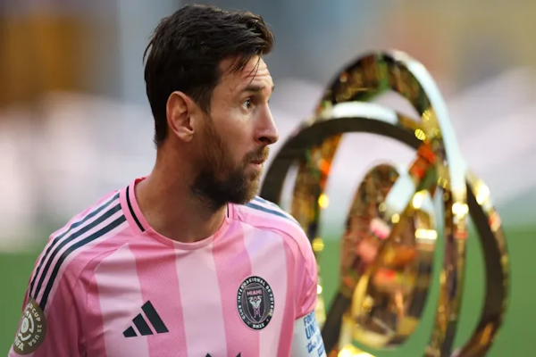 No se vio en TV: Messi agredió a un rival con un cabezazo