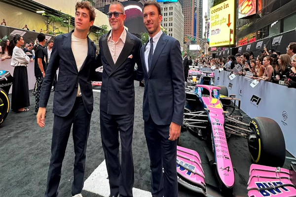 El saludo de Colapinto a Brad Pitt en la avant premiere de F1 La película