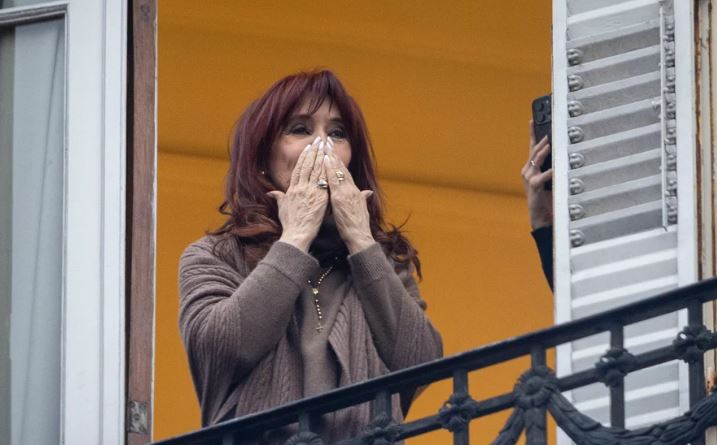 La Justicia otorgó la prisión domiciliaria a Cristina Kirchner: deberá usar tobillera y presentar una lista de autorizados a ingresar a su casa