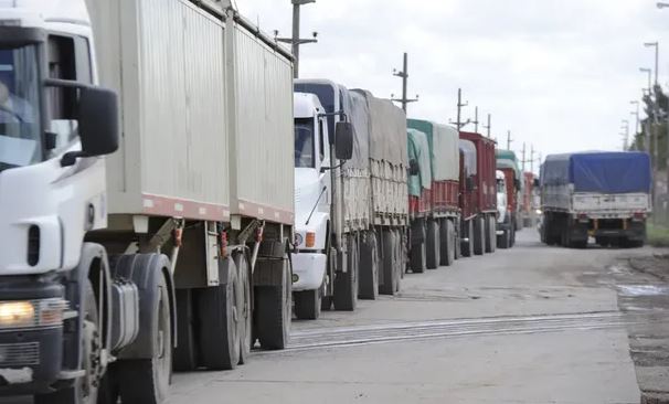Paritaria de Camioneros: acuerdan aumento del 3% en tres meses y una suma fija de $45.000