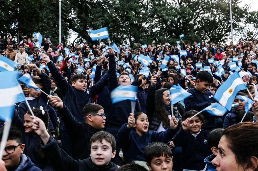 Más de 1600 niñas y niños santafesinos prometieron lealtad a la Bandera
